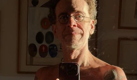 Nando Reis posta foto usando apenas sunga para comemorar 61 anos