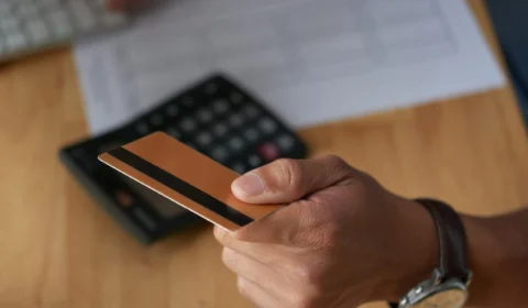 Juros do rotativo do cartão de crédito passam a ser limitados a 100%