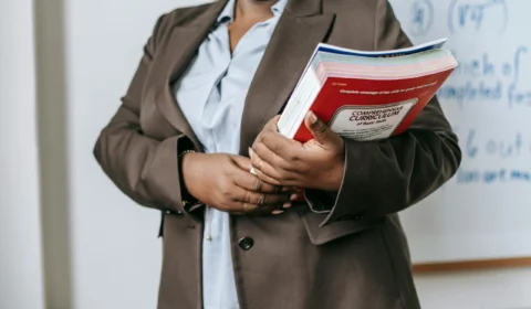Professora é agredida violentamente por aluno por causa de videogame nos EUA