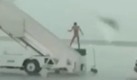 VÍDEO: homem desce pelado de avião e é flagrado dançando em meio a temporal