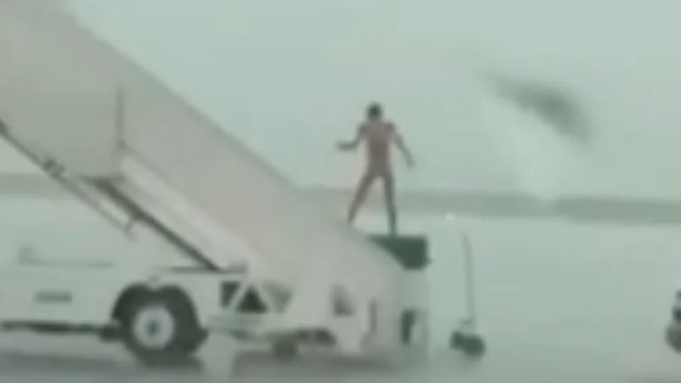 VÍDEO: homem desce pelado de avião e é flagrado dançando em meio a temporal