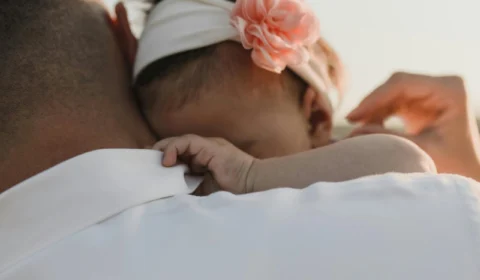 Pais transformam cinzas da filha em pedras para carregá-la nos EUA