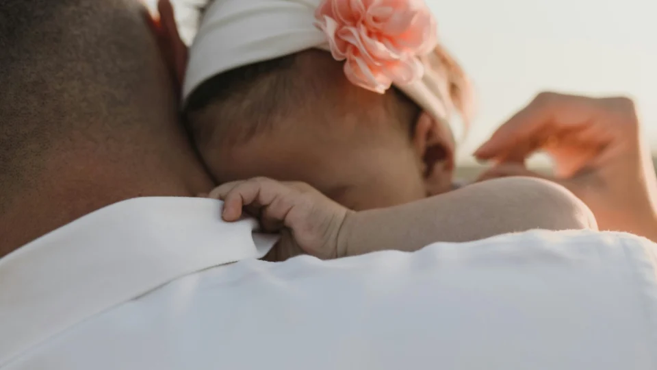 Pais transformam cinzas da filha em pedras para carregá-la nos EUA