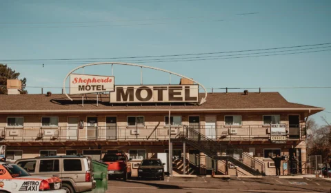VÍDEO: homem invade motel onde esposa trabalha e quebra tudo