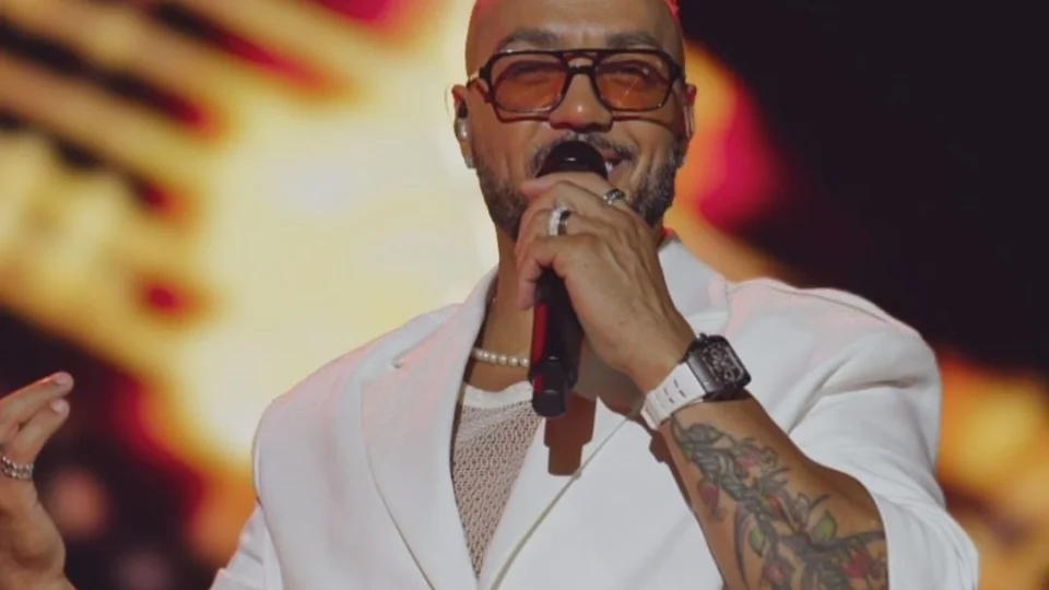 Belo usou relógio de mais de R$ 2 milhões para cantar no Réveillon no RJ