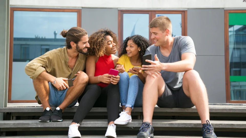 No Rio, 83% são a favor de proibir o uso de celulares nas escolas