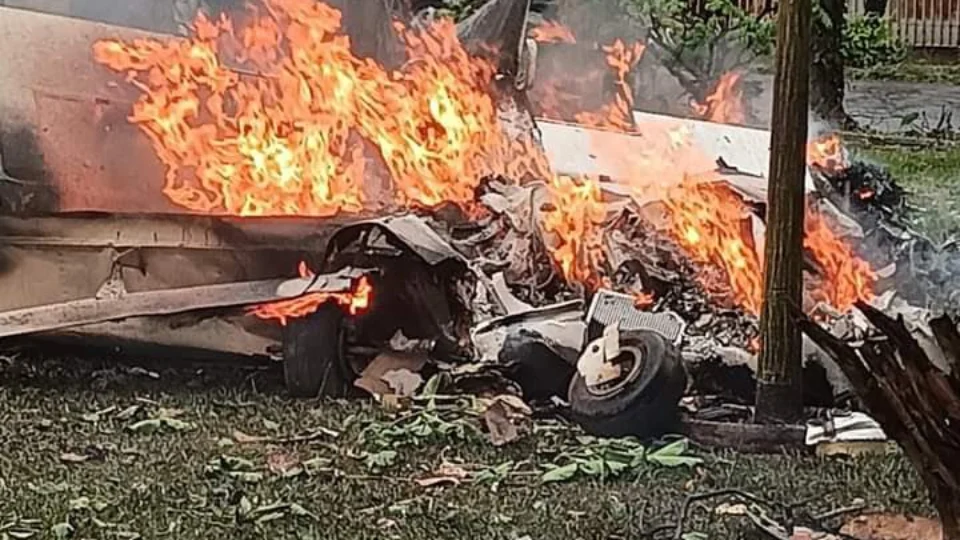 VÍDEO: avião cai em praça e deixa 5 pessoas mortas em São Paulo