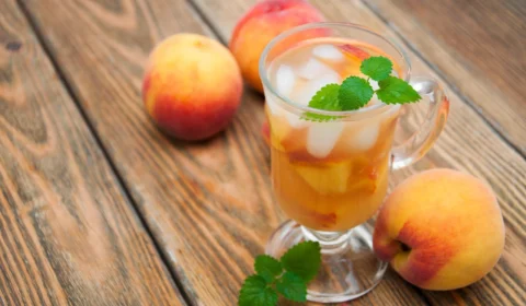 Receita fácil de Natal: coquetel sem álcool de pêssego e hortelã