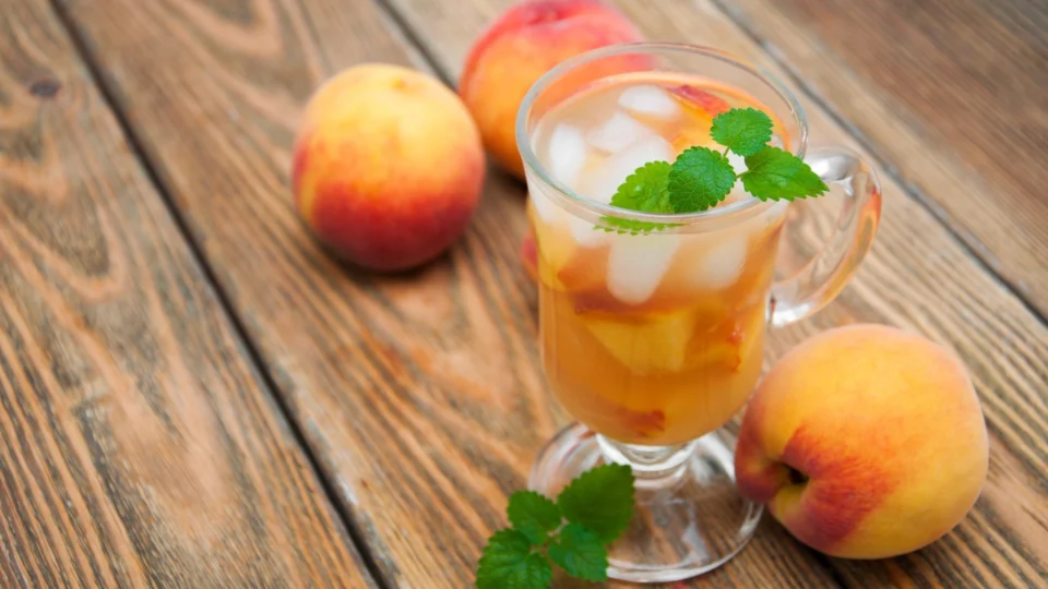 Receita fácil de Natal: coquetel sem álcool de pêssego e hortelã