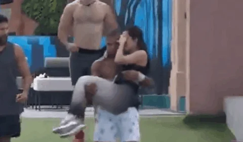 BBB 24: Isabelle passa mal e é carregada por Davi ao confessionário