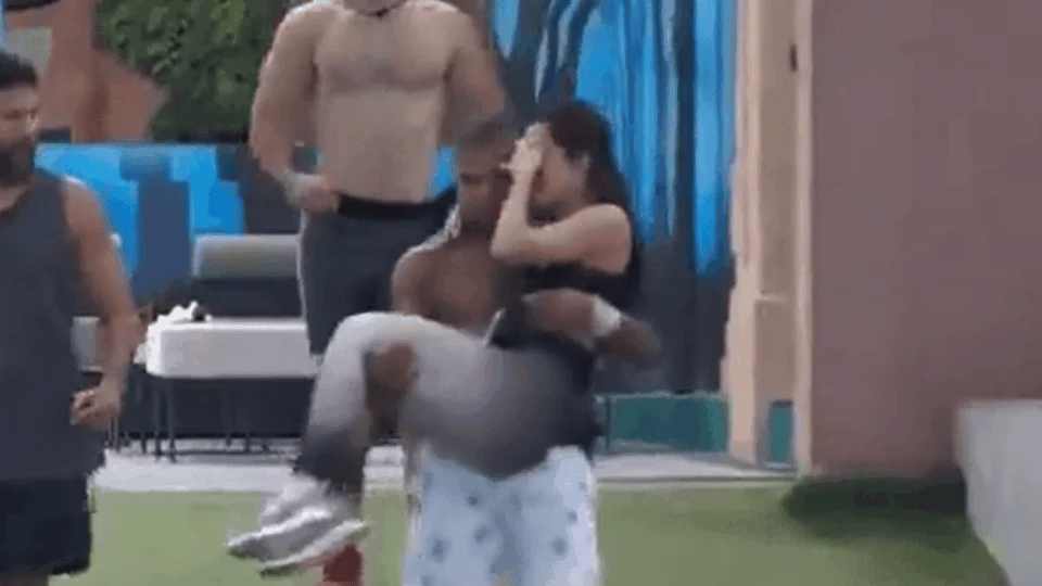 BBB 24: Isabelle passa mal e é carregada por Davi ao confessionário