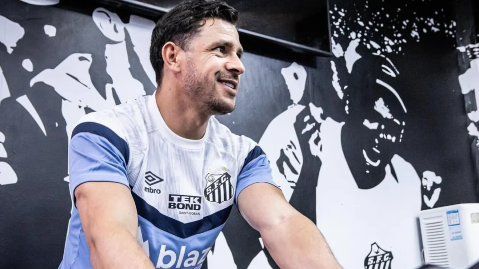 Giuliano lesiona panturrilha e deve desfalcar o Santos nos próximos jogos