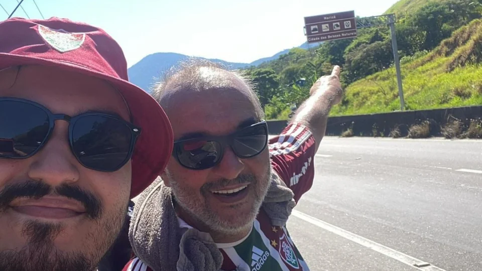 Pai e filho, torcedores do Fluminense percorrem 125 km para cumprir promessa após 15 anos