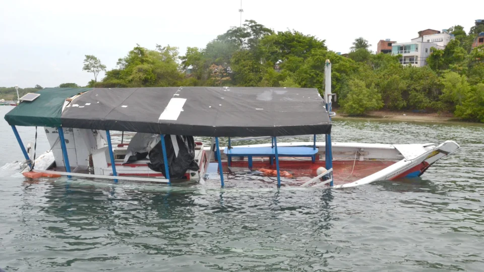 Sobe para oito o número de mortos em naufrágio na Bahia