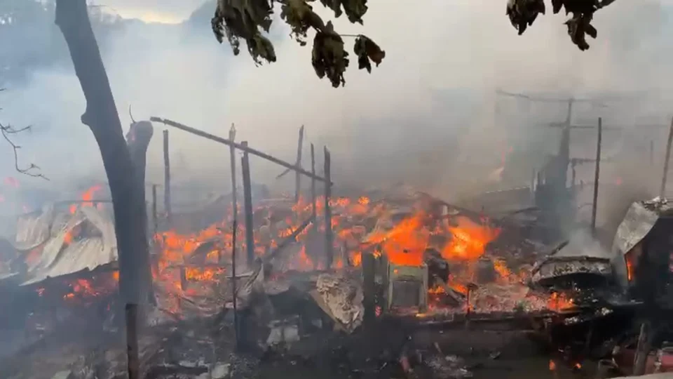 VÍDEO: incêndio destrói 11 casas em Manaus e deixa um ferido