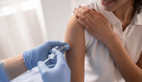 Dengue: primeiras doses da vacina contra a doença chegam ao Brasil 