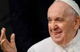 Vaticano rebate conservadorismo dentro da Igreja sobre bênçãos a casais gays