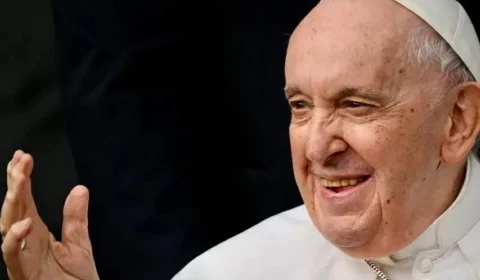 Vaticano rebate conservadorismo dentro da Igreja sobre bênçãos a casais gays