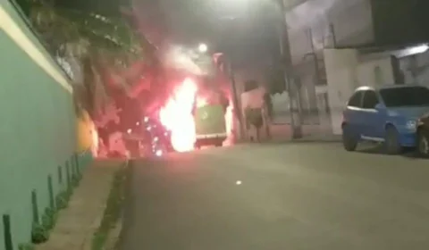 VÍDEO: ônibus pega fogo após tiros contra viatura da PM, em Manaus