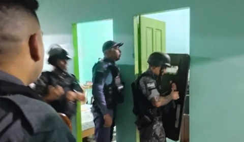 VÍDEO: adolescente é feito refém durante assalto em mercado em Manaus