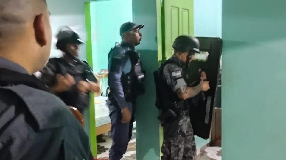 VÍDEO: adolescente é feito refém durante assalto em Manaus