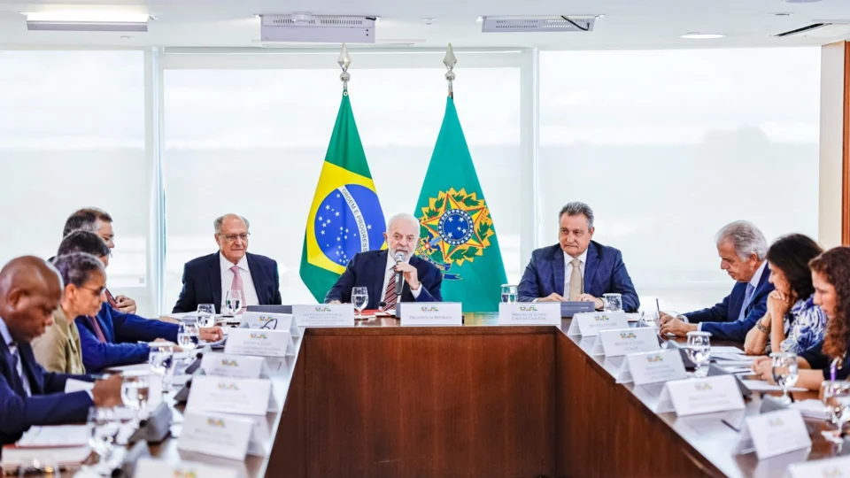 Lula reúne ministros para tratar sobre Yanomamis