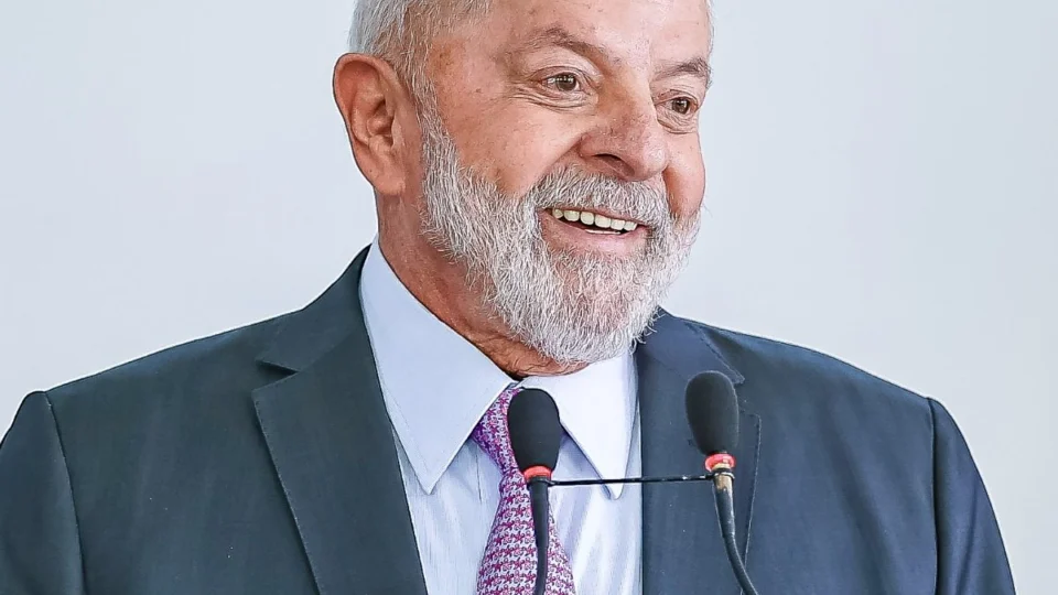 Lula sanciona lei que assegura renda em caso de desastres