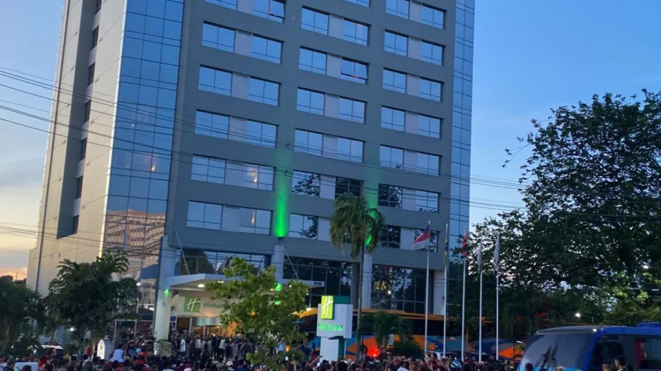 Flamenguistas manauaras se reúnem em frente a hotel para ver jogadores