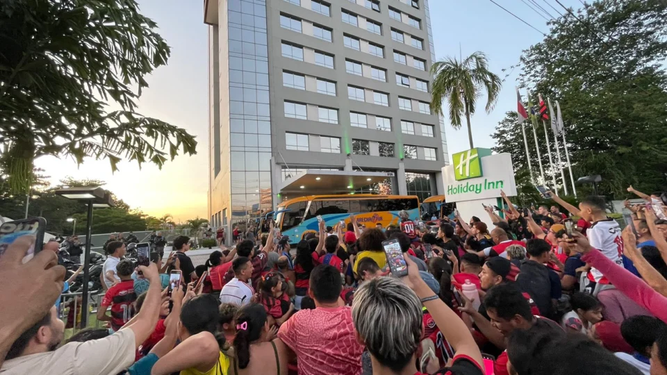 Flamengo deixa hotel e gera tumulto de torcedores, em Manaus