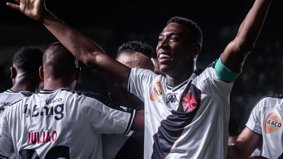 Vasco vence e divide ponta da tabela