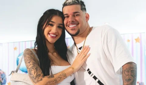 Bia Miranda e Buarque anunciam sexo e nome do bebê em chá revelação