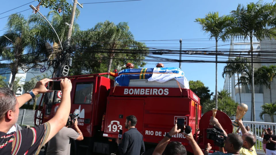 Corpo de Zagallo é enterrado no RJ com homenagens de ex-jogadores e amigos