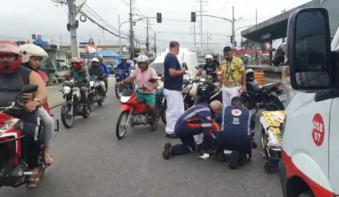 VÍDEO: motociclista bate na traseira de ônibus e quebra perna em Manaus