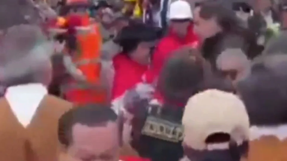 VÍDEO: presidente do Peru é agredida durante evento em Ayacucho