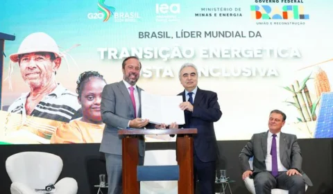 Alexandre Silveira assina plano para aceleração da transição energética