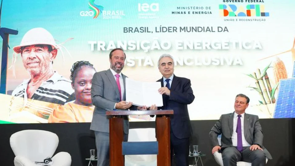 Alexandre Silveira assina plano para aceleração da transição energética