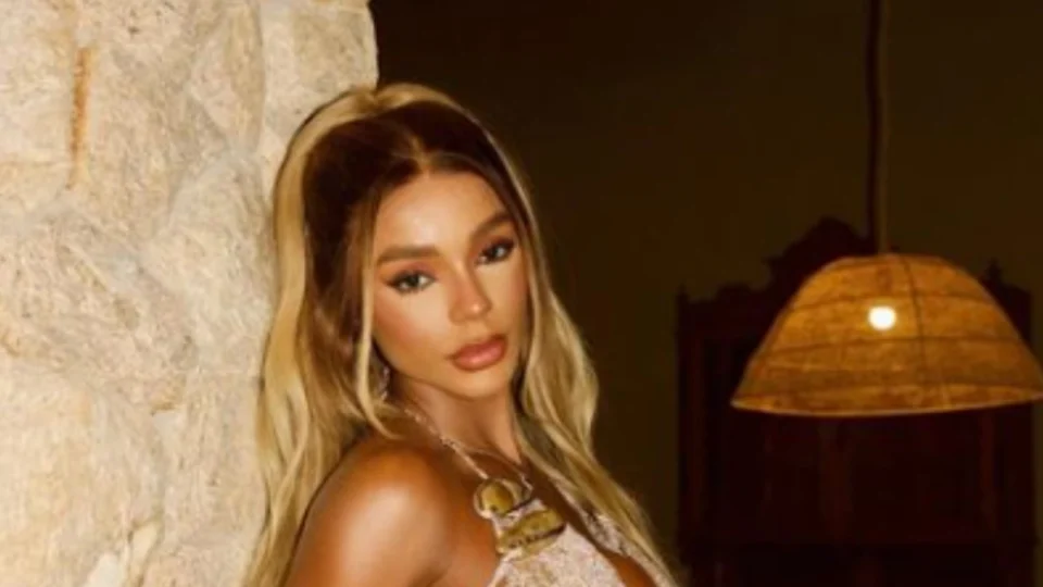 Brunna Gonçalves mostra bolhas nos pés após ensaio da Beija-Flor