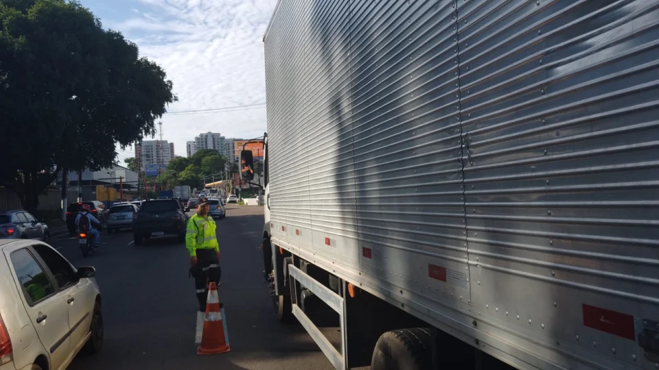 Fiscalização autua 14 veículos de grande porte por irregularidades em Manaus
