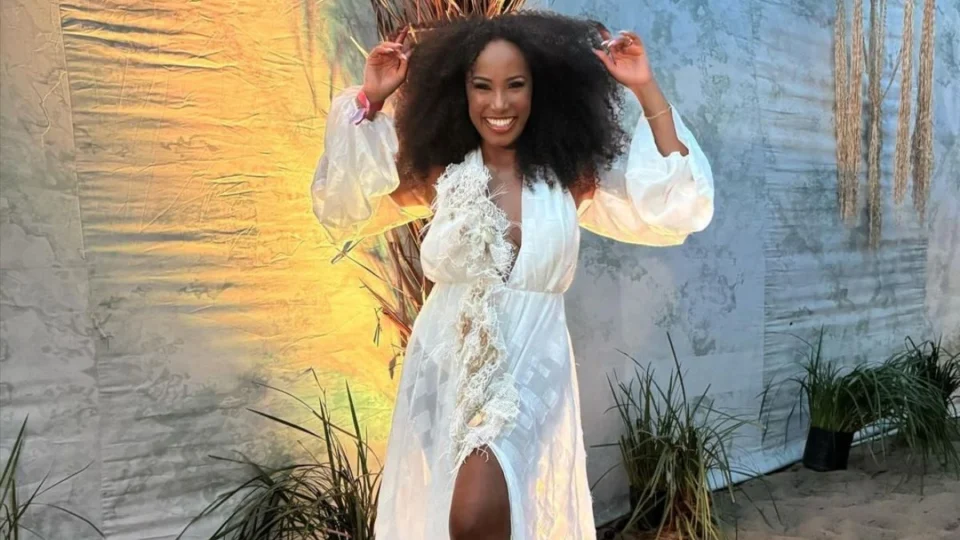 Em vídeo, Carol Novaes mostra seio sem querer durante ensaio técnico no sambódromo