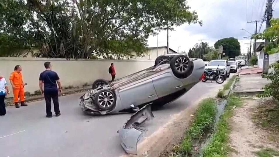 Carro capota em Manaus após motorista ter mal súbito no volante