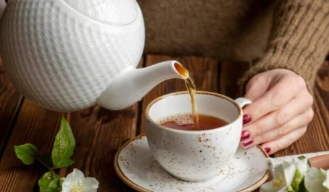 Chá de erva cidreira é calmante natural; veja como preparar