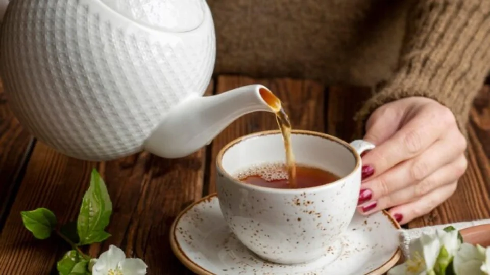 Chá de erva cidreira é calmante natural; veja como preparar