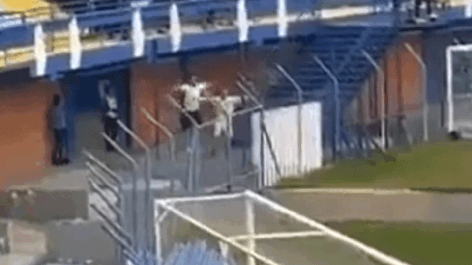 Torcedores do Avaí ‘imitam avião’ em jogo contra Chapecoense