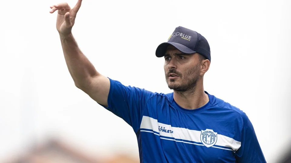 Durante gestão de pai de Neymar, Monte Azul demite técnico