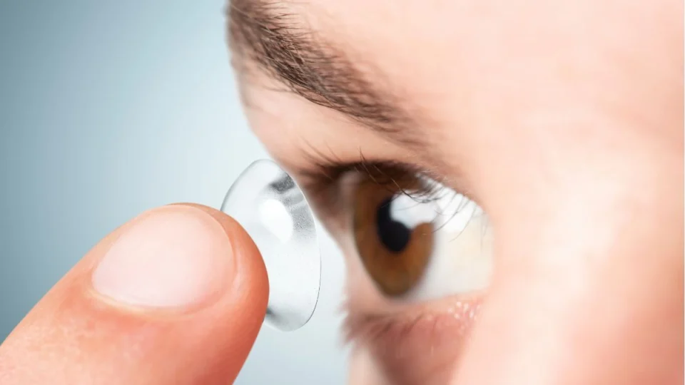 Por que dormir com lentes de contato faz tão mal?