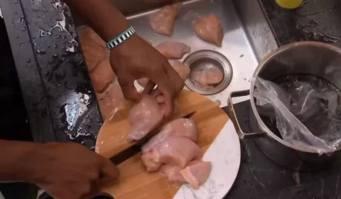 BBB 24: atitude de Davi na cozinha vira debate polêmico nas redes sociais