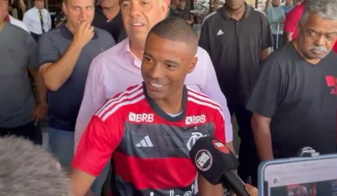 VÍDEO: reforço do Flamengo, De La Cruz desembarca no Rio de Janeiro