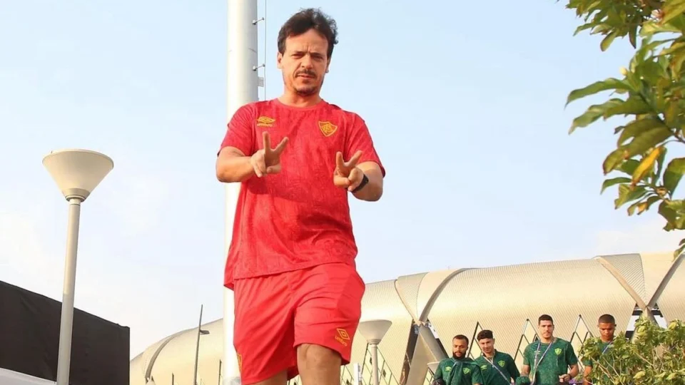 Diniz comanda último treino do Fluminense antes da final