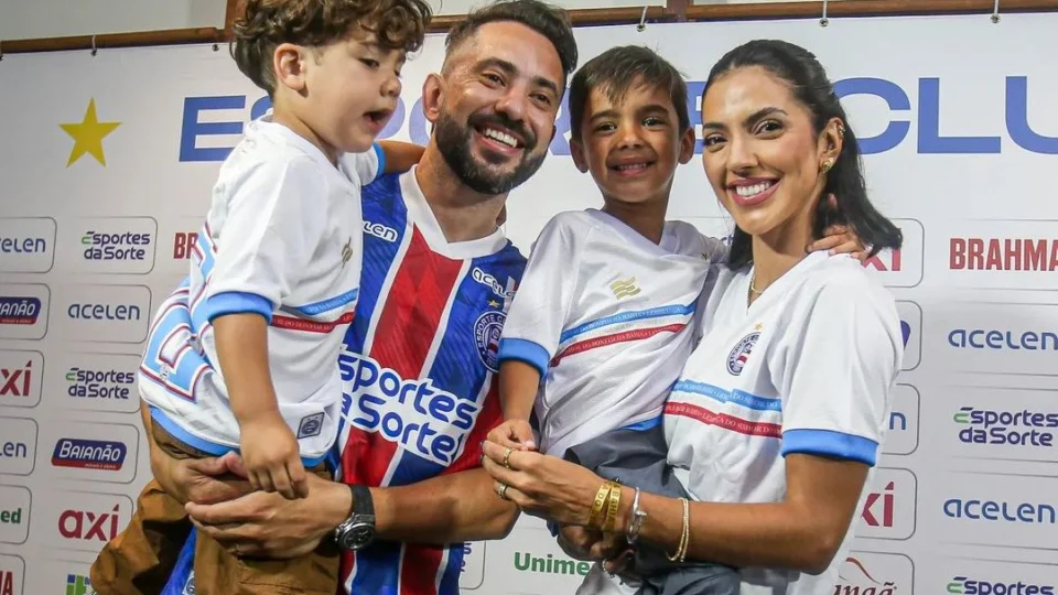 Filho de Everton Ribeiro canta hino do Flamengo durante apresentação do pai no Bahia