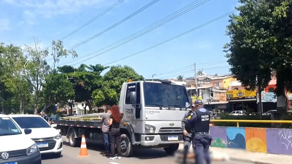VÍDEO: idoso é atropelado e morto por caminhão guincho em Manaus